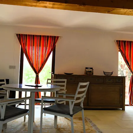 Ailleursland Holiday home Montalba-le-Chateau